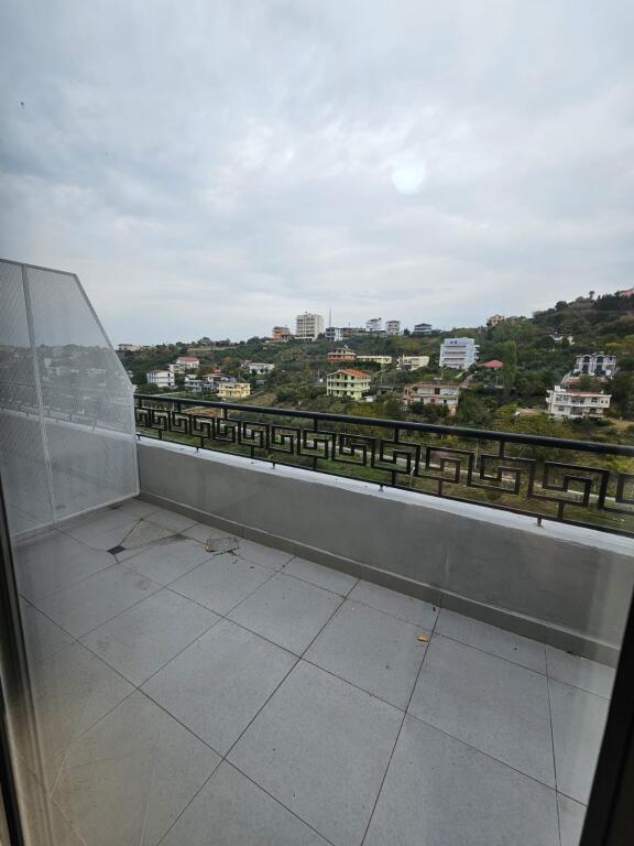 🏡 Garsonier në Shkëmbin e Kavajës – 47 m²  • Sipërfaqe: 37 m² + 10 m² verandë (totali 47 m²)