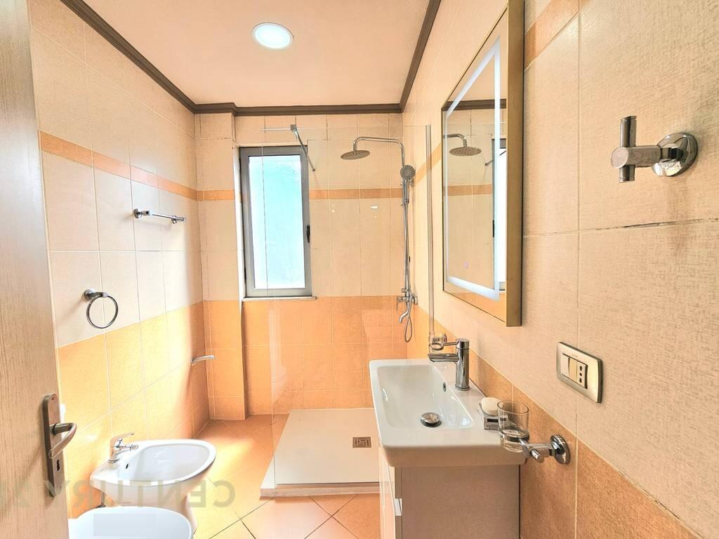 OFROHET APARTAMENT 2+1 PER QIRA NE UNAZEN E RE