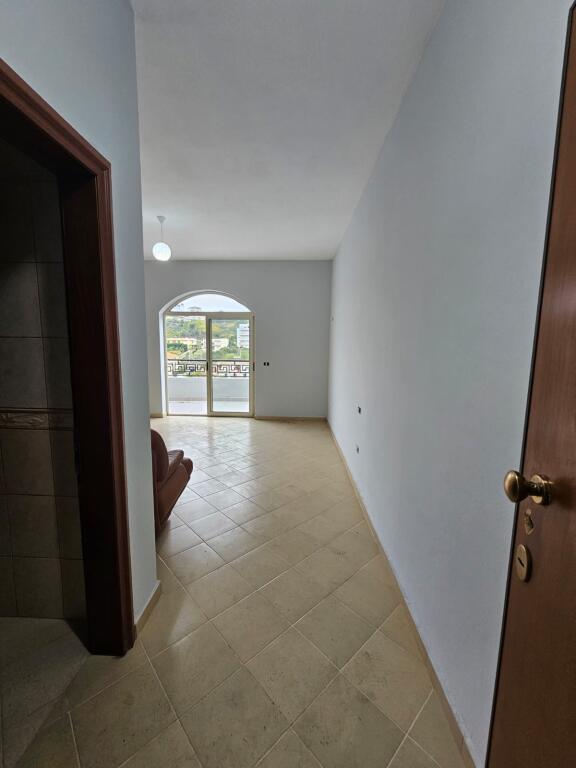 🏡 Garsonier në Shkëmbin e Kavajës – 47 m²  • Sipërfaqe: 37 m² + 10 m² verandë (totali 47 m²)