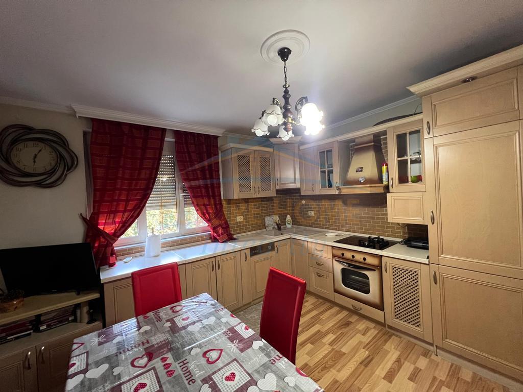 Shitet, Apartament 2+1, Rruga Fortuzi, Tiranë.