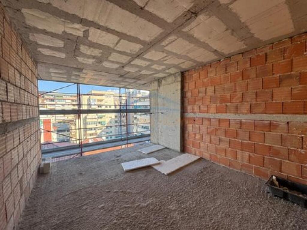 Shitet , Apartament Duplex 4+1 , Komuna Parisit