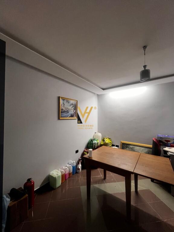 JEPET DYQAN 16 M2 ME QIRA TEK QYTETI STUDENTI 35.000 LEKE