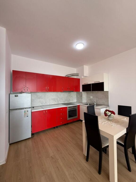 JEPET ME QIRA APARTMENT 1+1 KOMPLEKSI GRAND GALLERY, YZBERISHT Çmimi: 45.000 Leke/Muaj Adresa: Rruga 3 Deshmoret ORGANIZIMI: 1 Sallon + Kuzhine 1 Dhome gjumi 1 Tualet 1 Ballkon  Detaje te tjera: Apartamenti ndodhet ne katin e 5-te te nje pallati te ri me ashensor Totalisht i ri Hapesira te mire organizuara dhe te bollshme  Per me shume informacione ose nje vizite ne prone na kontaktoni: