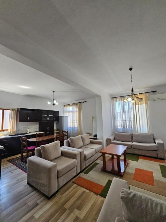 ✨Vendesi *Casa Privata* *1 Piano (3+1+2wc) +1 Piano seminterrato* + *Terreno* a 📍Kombinat, Tirana -- *185.000€*