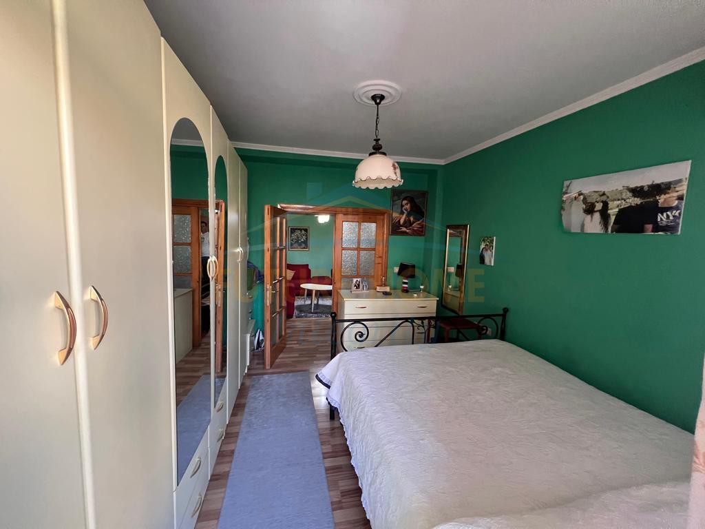 Shitet, Apartament 2+1, Rruga Fortuzi, Tiranë.