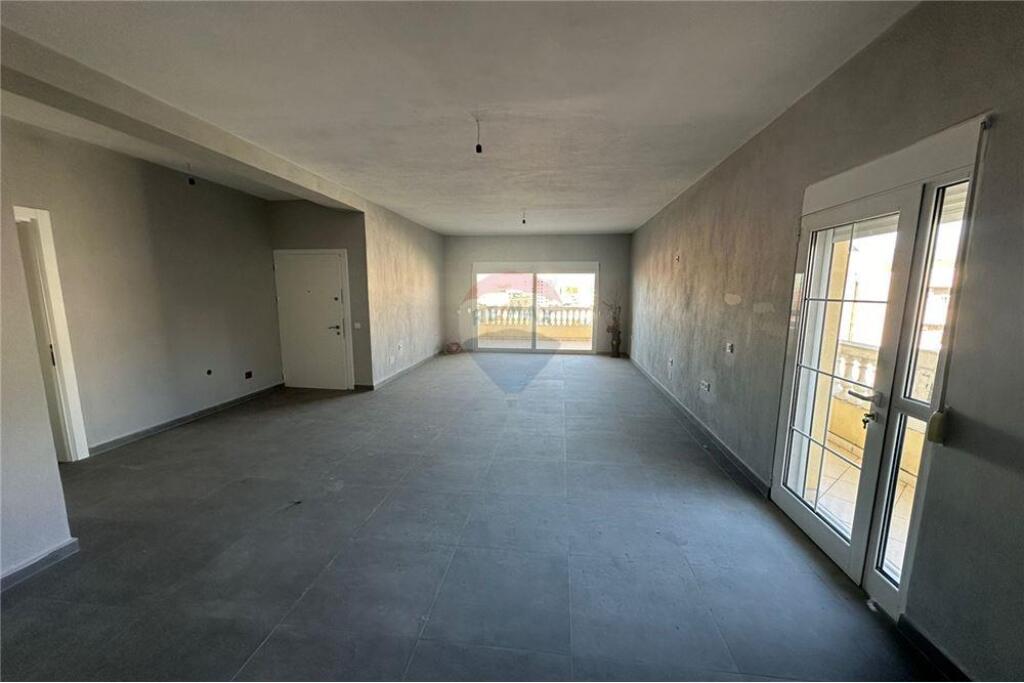 QIRA APARTAMENT 3+1+2+Garazhd,KODRA E PRIFTIT !