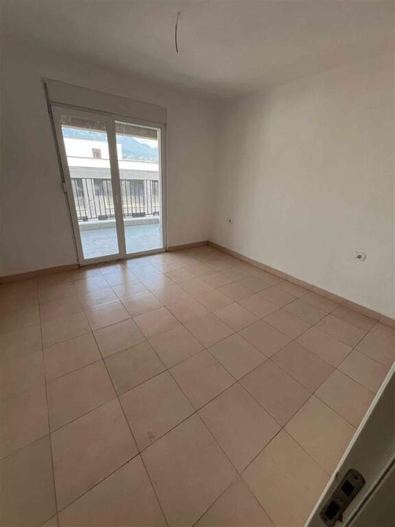 Jepet me qera apartament 1+1 tek Rruga 5 Maj !