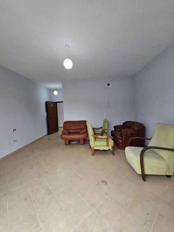 🏡 Garsonier në Shkëmbin e Kavajës – 47 m²  • Sipërfaqe: 37 m² + 10 m² verandë (totali 47 m²)