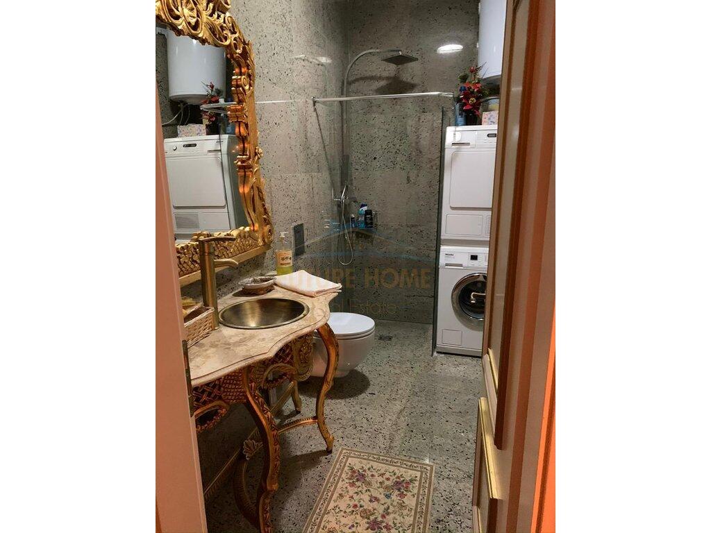 Shitet, Apartament 2+1+2, Prane Kinostudios, Tirane.