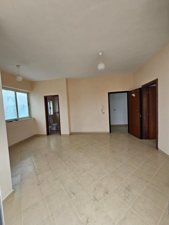 🏡 Shitet Apartament 1+1 te Shkëmbi i Kavajës, pranë kompleksit “Koloseu”