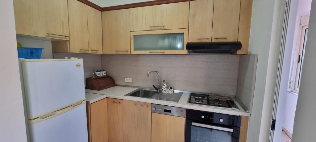 Jepet me QIRA apartament 1+1 afër "Report TV"