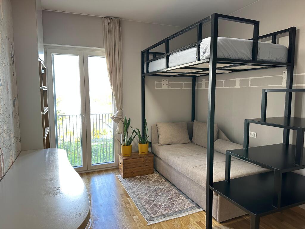 Jepet Qira Apartament 2+1+ Post Parkimi në rezidencë private afër Liqenit të Thatë