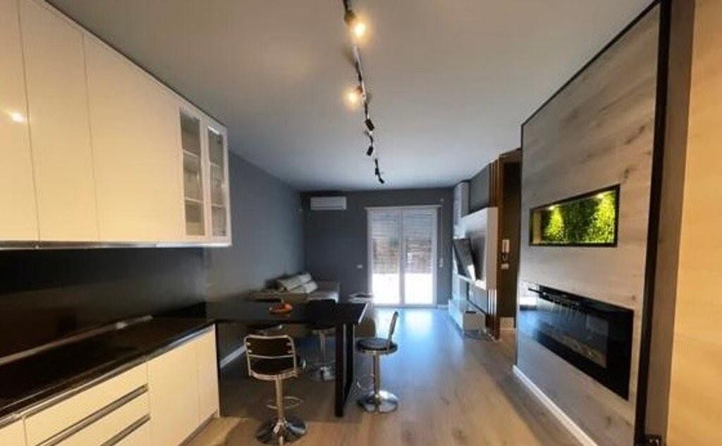 Shitet Apartament 1+1 me Hipotekë, Pranë Prokurorisë së Tiranës – Kati i 8, Totalisht i Mobiluar