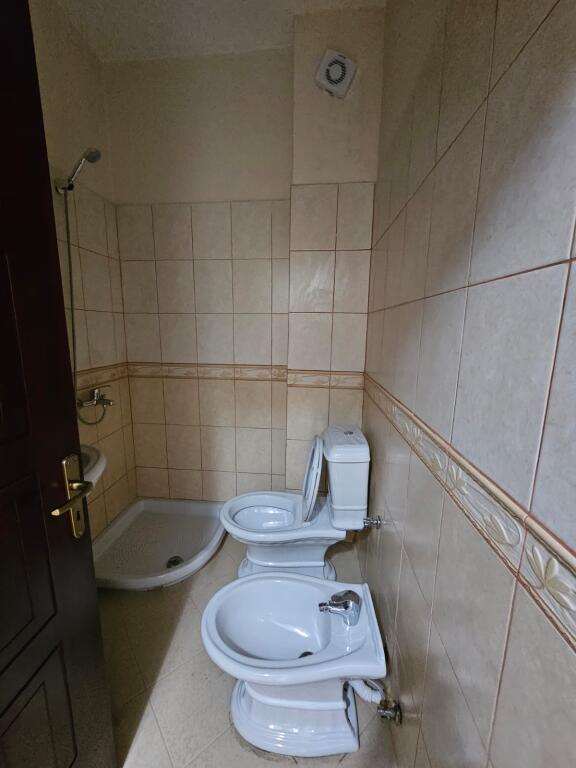 🏡 Garsonier në Shkëmbin e Kavajës – 47 m²  • Sipërfaqe: 37 m² + 10 m² verandë (totali 47 m²)