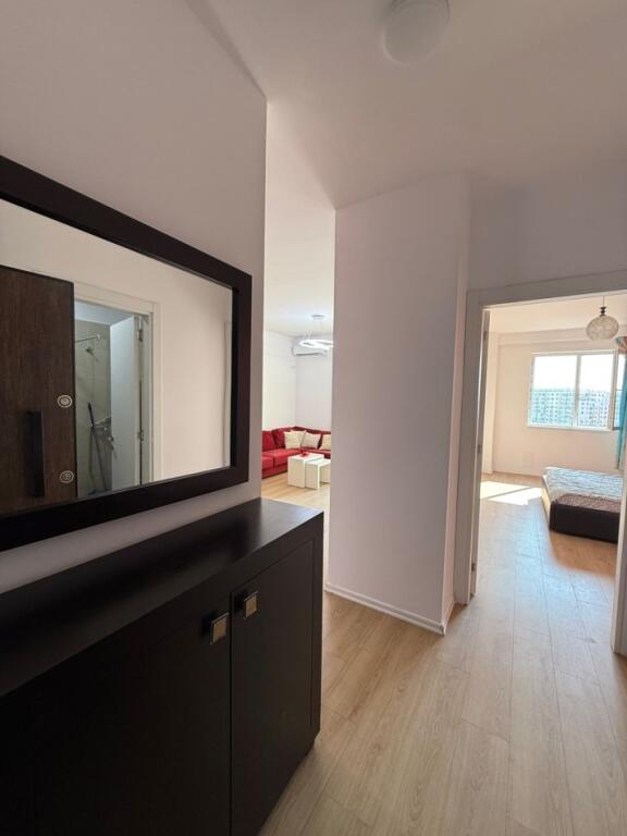 JEPET ME QIRA APARTMENT 1+1 KOMPLEKSI GRAND GALLERY, YZBERISHT Çmimi: 45.000 Leke/Muaj Adresa: Rruga 3 Deshmoret ORGANIZIMI: 1 Sallon + Kuzhine 1 Dhome gjumi 1 Tualet 1 Ballkon  Detaje te tjera: Apartamenti ndodhet ne katin e 5-te te nje pallati te ri me ashensor Totalisht i ri Hapesira te mire organizuara dhe te bollshme  Per me shume informacione ose nje vizite ne prone na kontaktoni: