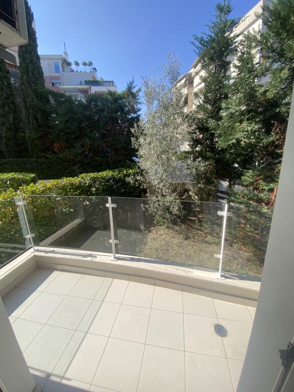3+1,i mobiluar kopshti botanik,cmimi 1500 euro me parkim