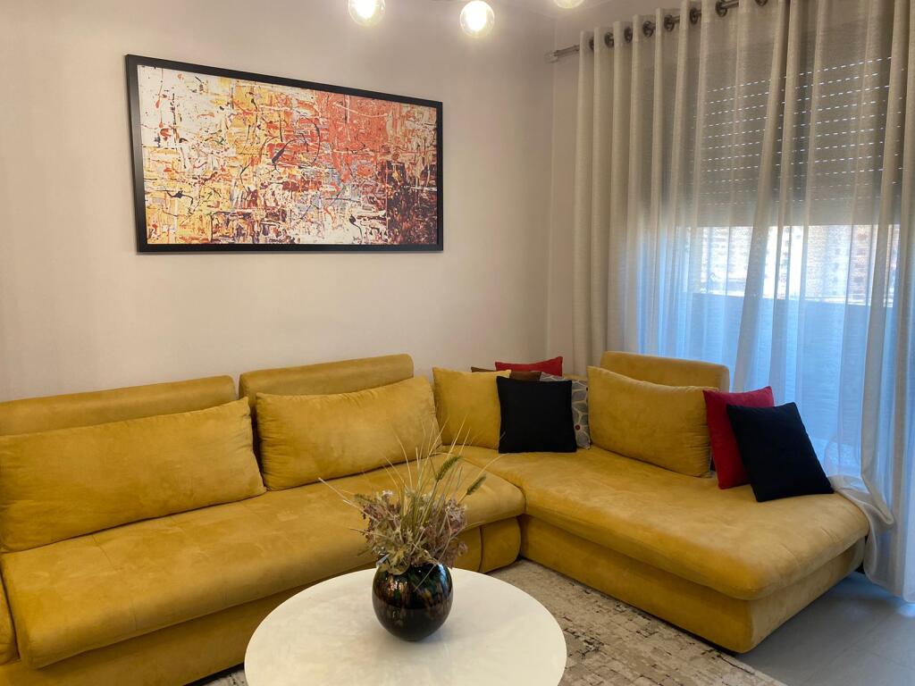 🏢Ne zonen e Stadiumit Dinamo,prane Klinikes Luis,jepet me qera apartament 1+1,i sapo mobiluar. 900 €uro
