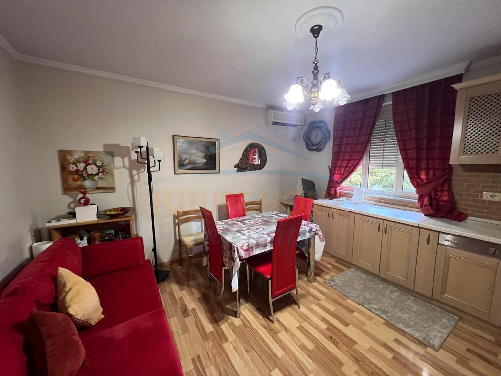 Shitet, Apartament 2+1, Rruga Fortuzi, Tiranë.