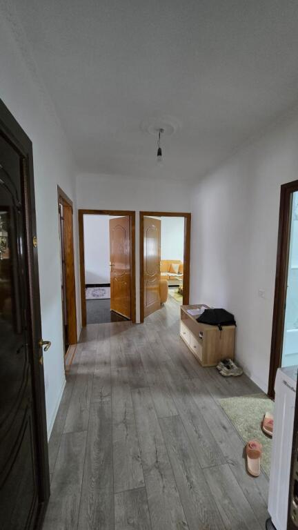 2+1,i mobiluar ne xhamllik te bar artisti,cmimi 500 mije leke