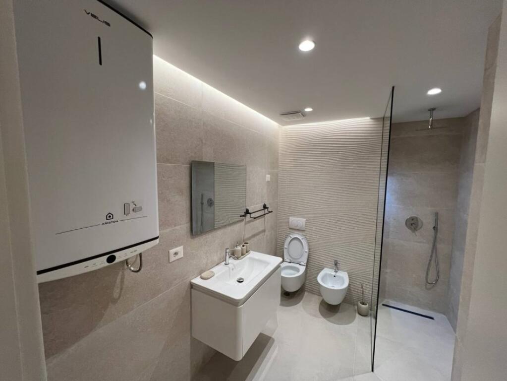 🏢Rruga e Elbasanit,prane Ambasades Amerikane jepet me qera apartament ,2+1,i sapo mobiluar 1,100 €uro