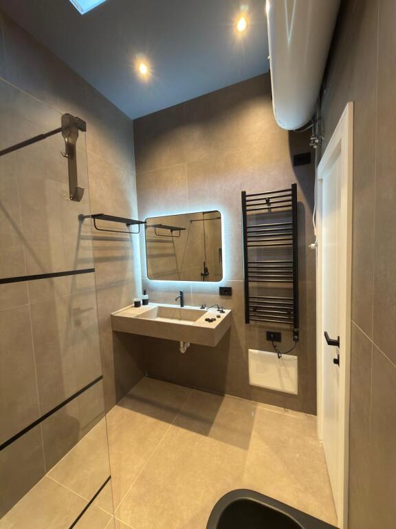 AMBIENT BIZNESI ME QERA 170 M2 VILAT GJERMANE 1900 EURO