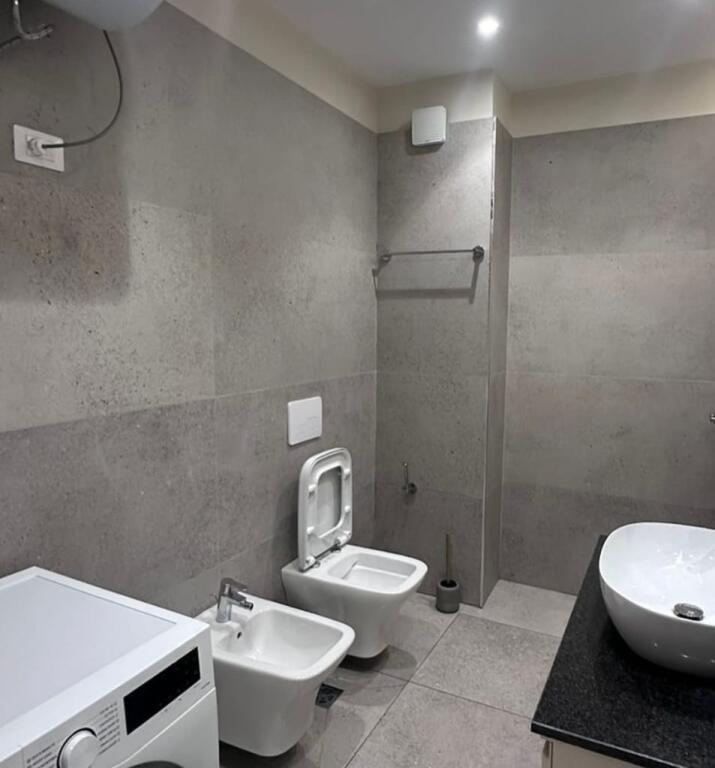 APARTAMENT ME QIRA 1+1- Rruga Karl Gega, Kompleksi Lura (Ish Stacioni i Trenit)