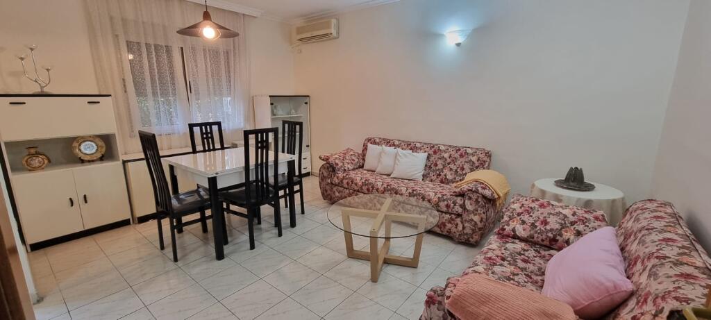 Jepet me QIRA apartament 1+1 afër "Report TV"