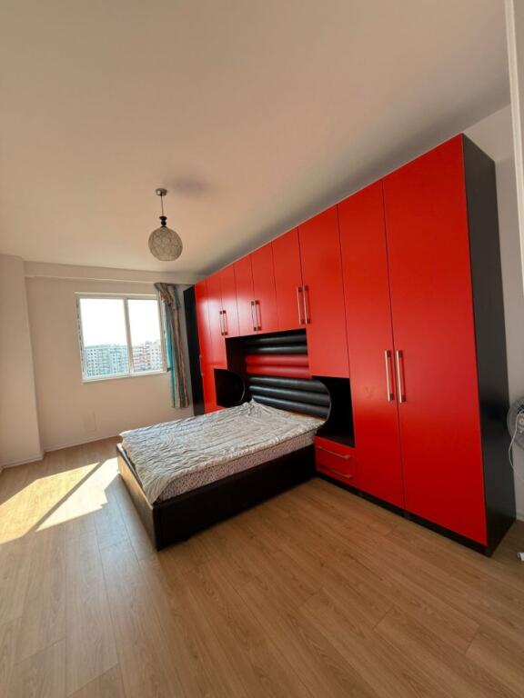 JEPET ME QIRA APARTMENT 1+1 KOMPLEKSI GRAND GALLERY, YZBERISHT Çmimi: 45.000 Leke/Muaj Adresa: Rruga 3 Deshmoret ORGANIZIMI: 1 Sallon + Kuzhine 1 Dhome gjumi 1 Tualet 1 Ballkon  Detaje te tjera: Apartamenti ndodhet ne katin e 5-te te nje pallati te ri me ashensor Totalisht i ri Hapesira te mire organizuara dhe te bollshme  Per me shume informacione ose nje vizite ne prone na kontaktoni: