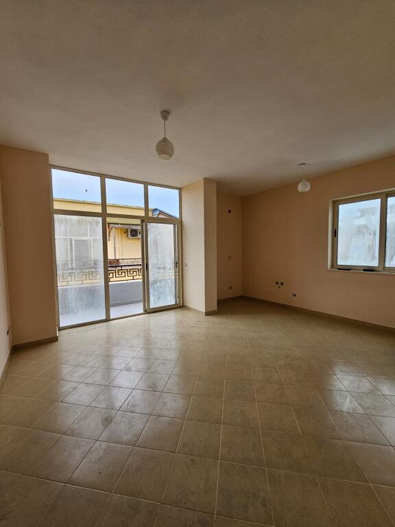 🏡 Shitet Apartament 1+1 te Shkëmbi i Kavajës, pranë kompleksit “Koloseu”