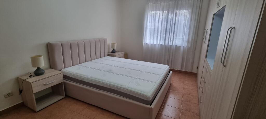 Jepet me QIRA apartament 1+1 afër "Report TV"