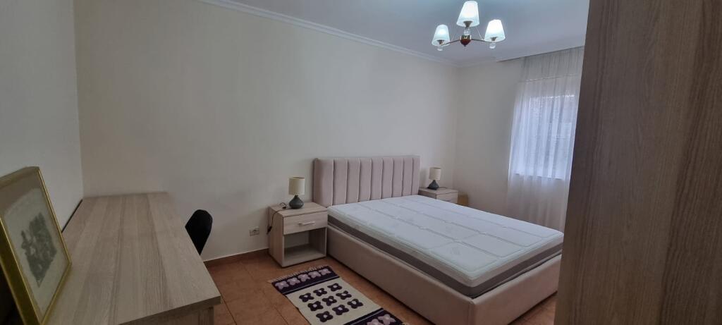 Jepet me QIRA apartament 1+1 afër "Report TV"