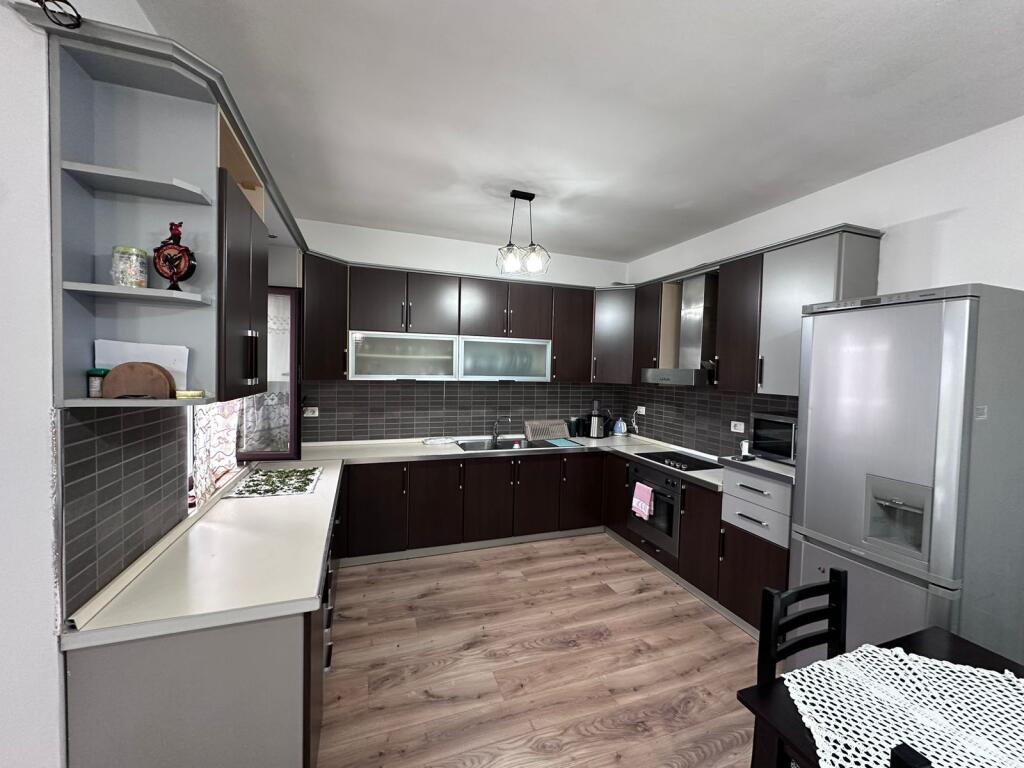 Apartament për qera 2+1+2 – Rruga Bill Klinton