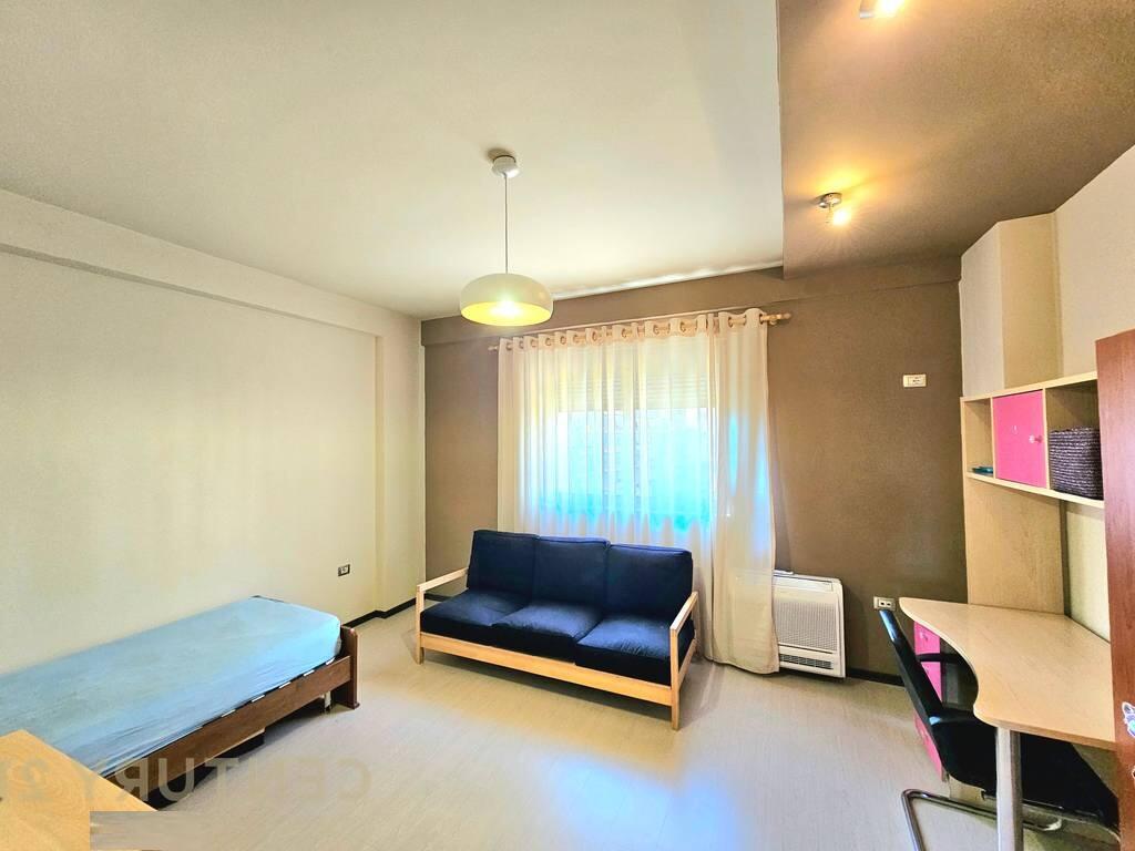 OFROHET APARTAMENT 2+1 PER QIRA NE UNAZEN E RE