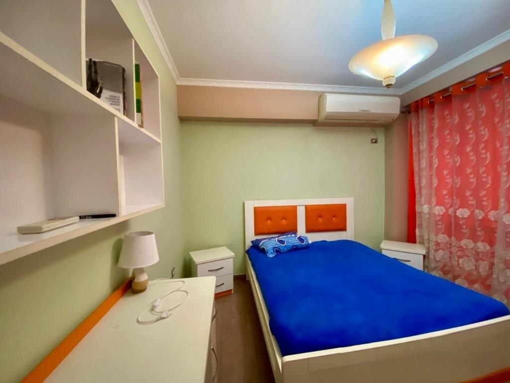 Shitet Apartament 2+1 me Ambient Gatimi të Vecuar – Pranë Gjimnazit "Petro Nini", i Mobiluar, Kati i 8-të