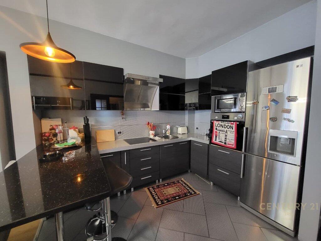 Apartament 2+1+2 në zemër të Tiranës! 📍 Ura e Tabakëve – Toptani Center 285,000 €