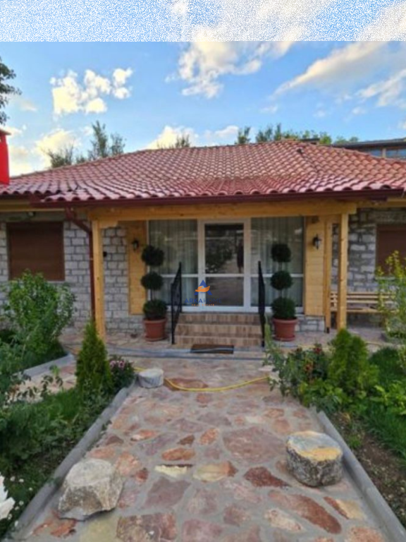 VENDESI CASA PRIVATA INSIEME A TERRENO +OPPORTUNITÀ HOTEL 3 PIANI “VOSKOPOJ” 175.000 EURO