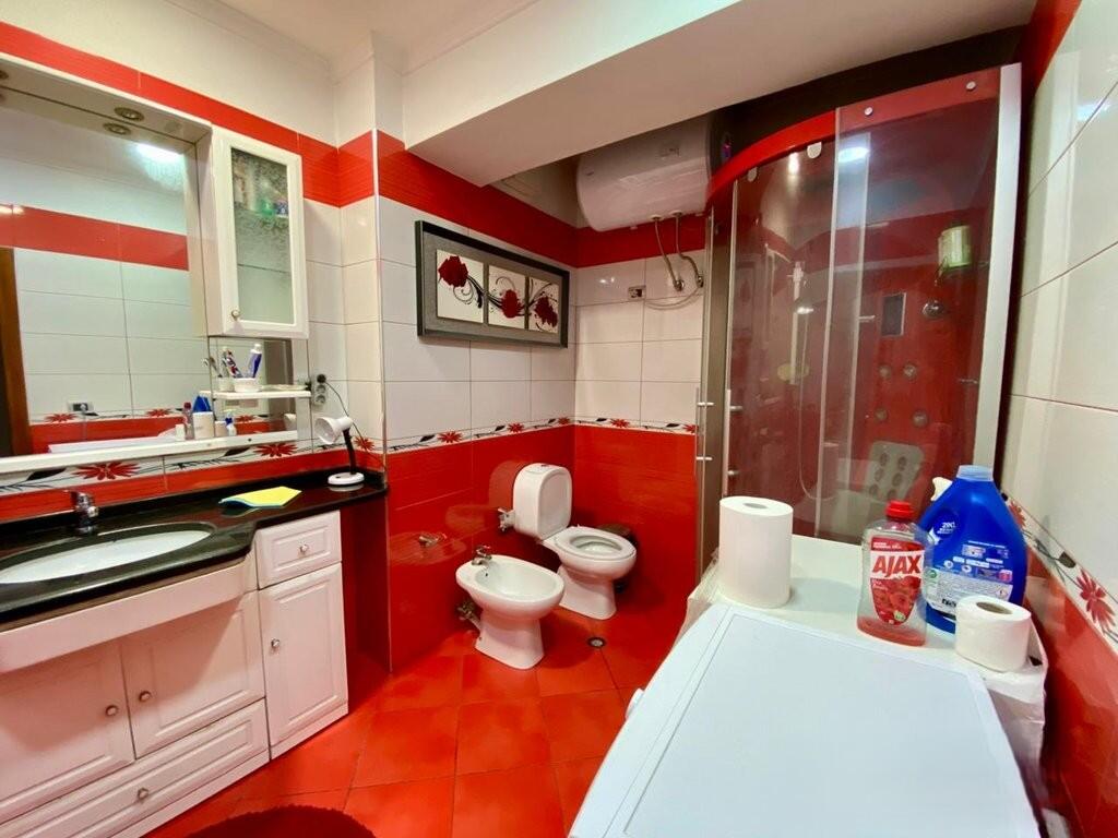 Shitet Apartament 2+1 me Ambient Gatimi të Vecuar – Pranë Gjimnazit "Petro Nini", i Mobiluar, Kati i 8-të