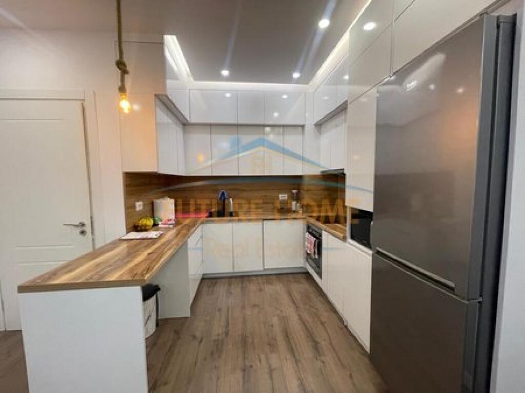 Shitet, Apartament 2+1+2, Kinostudio, Tiranë.