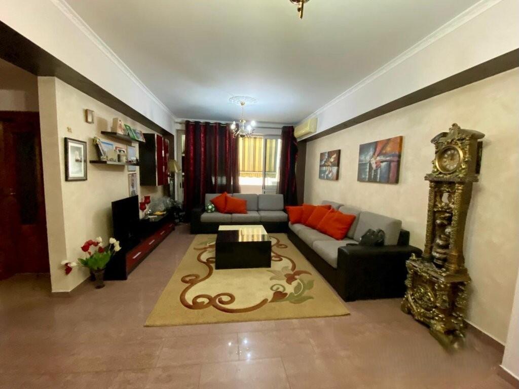 Shitet Apartament 2+1 me Ambient Gatimi të Vecuar – Pranë Gjimnazit "Petro Nini", i Mobiluar, Kati i 8-të