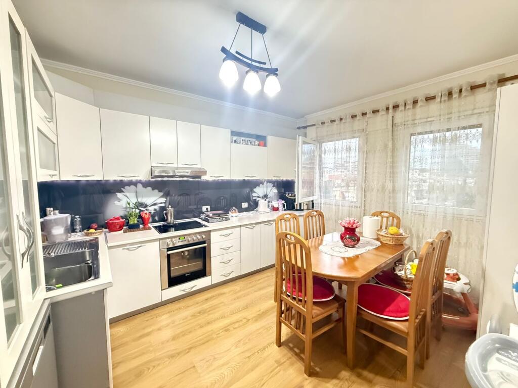 Apartament 2+1 ne shitje,Kryqezimi i Komunes se Parisit