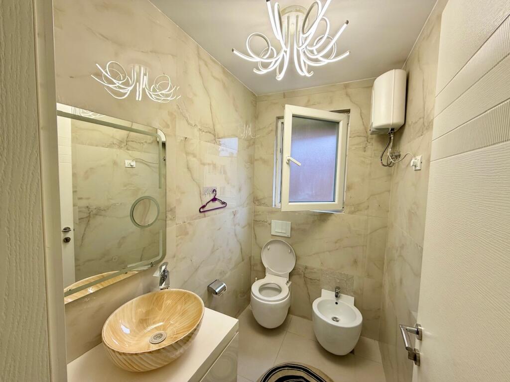 APARTAMENT 3+1 ME QIRA – PRANË AMBASADËS AMERIKANE