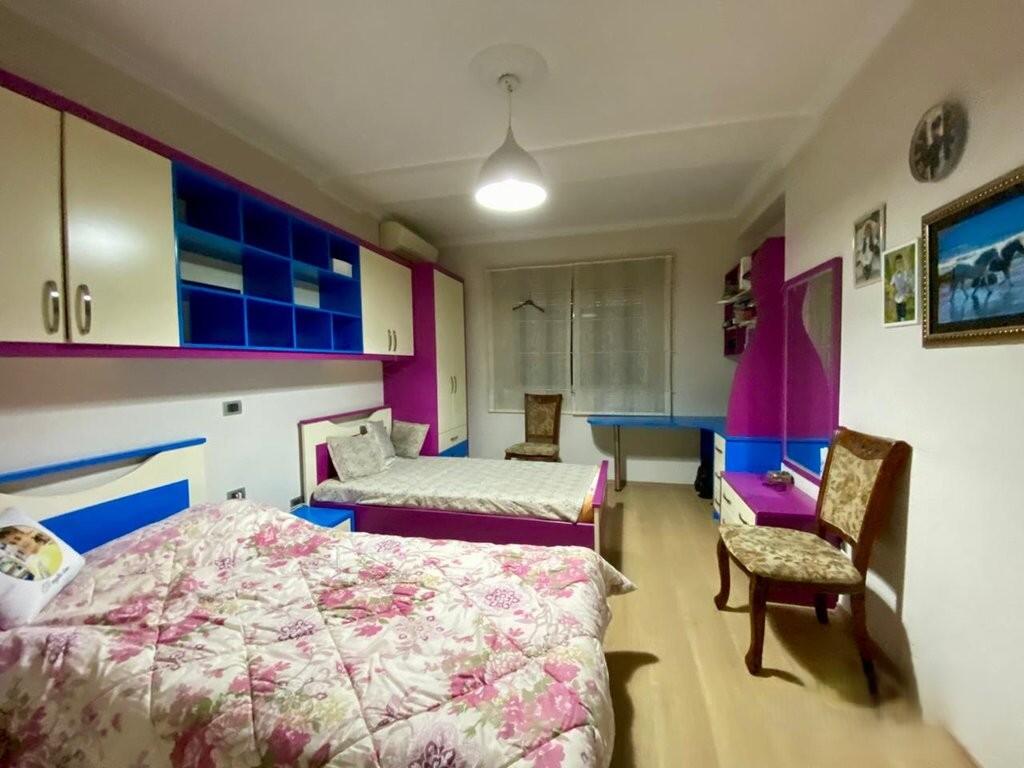 Shitet Apartament 2+1 me Ambient Gatimi të Vecuar – Pranë Gjimnazit "Petro Nini", i Mobiluar, Kati i 8-të