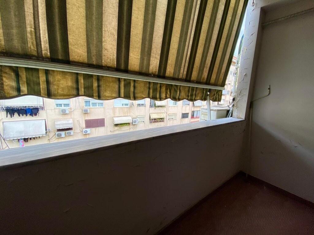 Shitet Apartament 2+1 me Ambient Gatimi të Vecuar – Pranë Gjimnazit "Petro Nini", i Mobiluar, Kati i 8-të