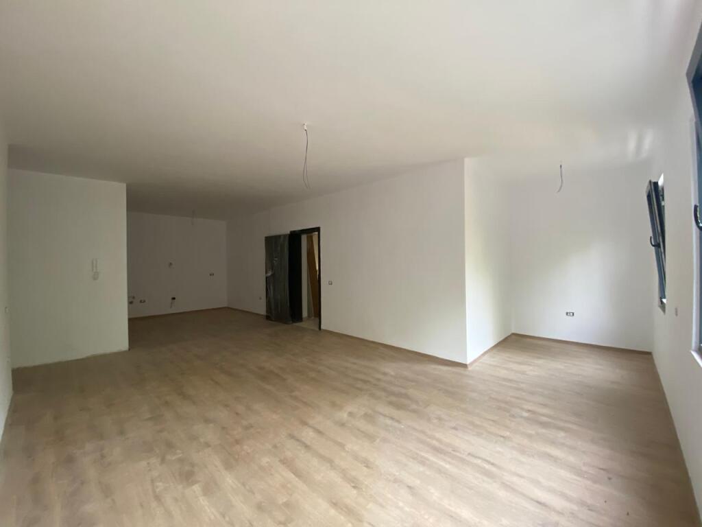 Shitet Apartament 2+1+2poste parkimi📍Xheluks, rruga Elbasanit
