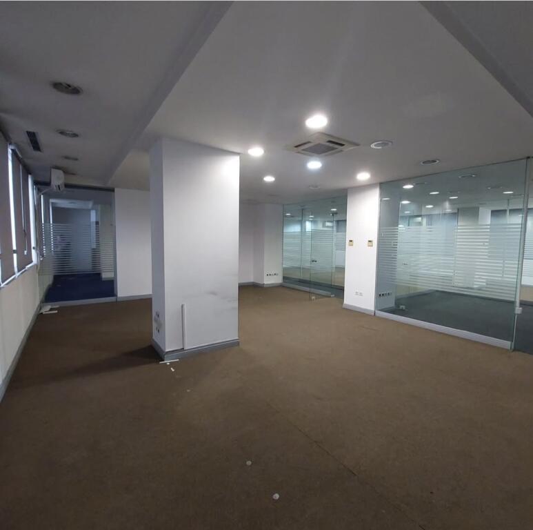 Jepet me qera ambient biznesi ose zyra 265 m²  te Zogu i Zi!