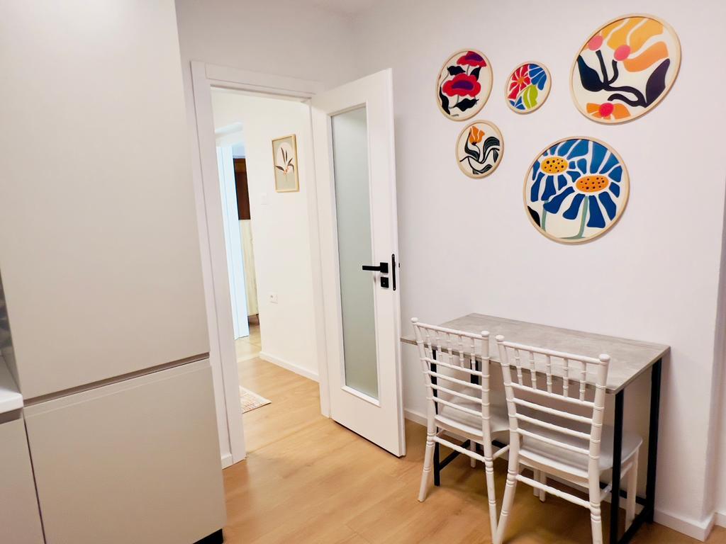Per Qira, Apartament 2+1+2+depo në Bllok, pranë LSI-së !
