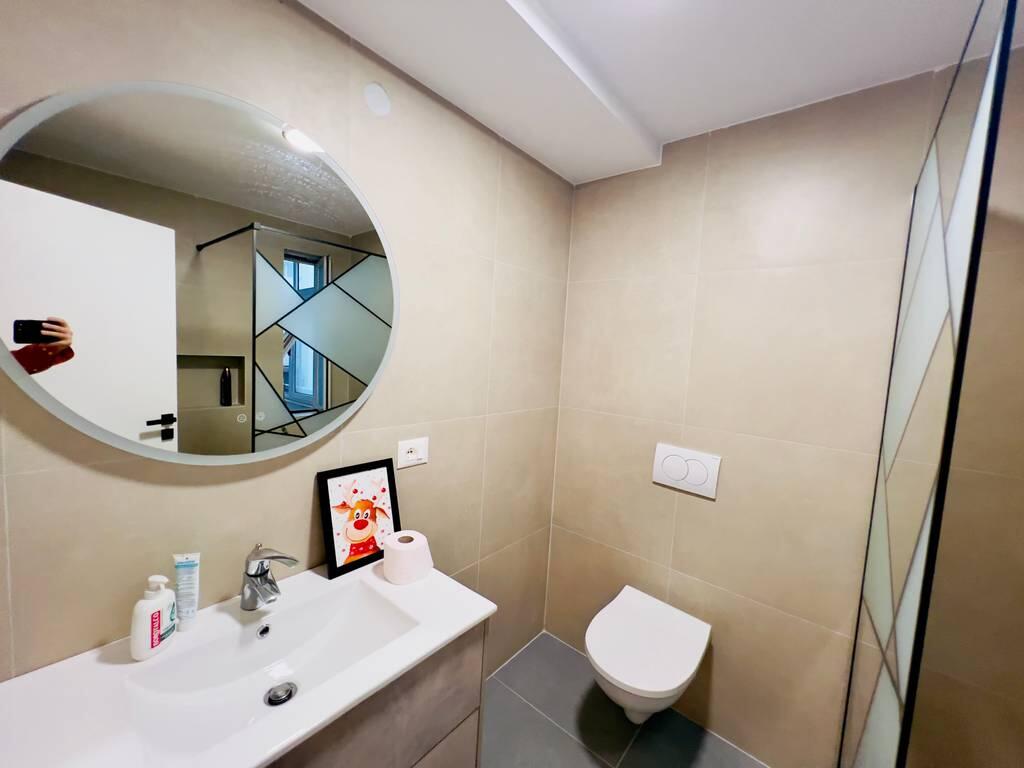 Per Qira, Apartament 2+1+2+depo në Bllok, pranë LSI-së !