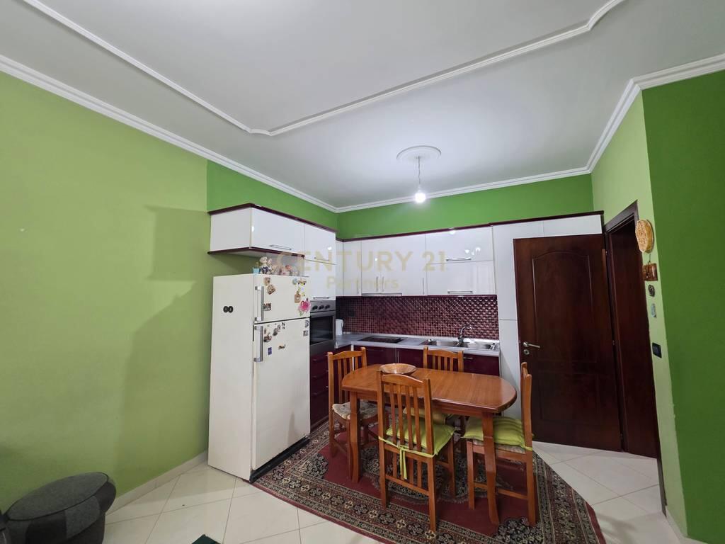 Shitet Apartament 2+1 i Mobiluar – Vasil Shanto, Kati i 6-të, 126,000 €