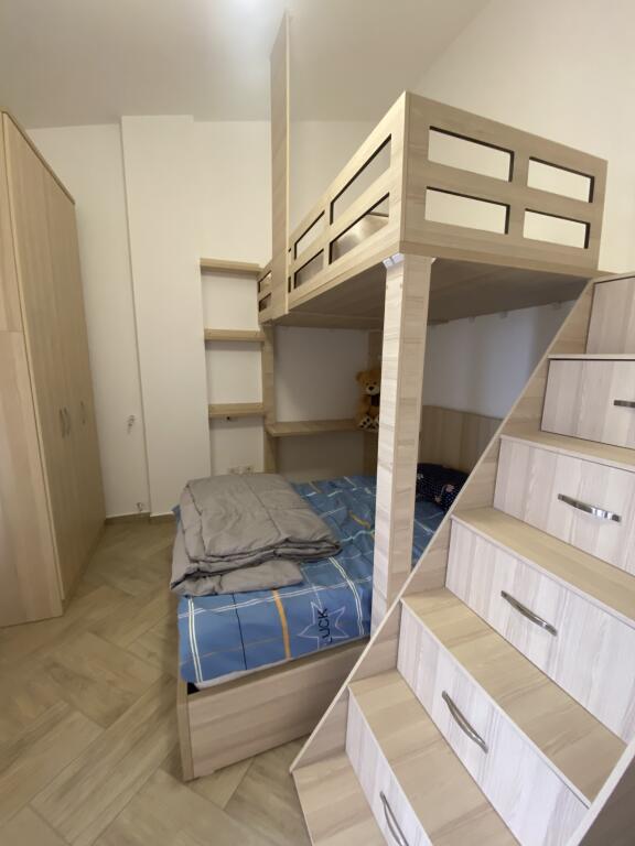 Papafingo i mobiluar te rruga peti liqeni i thate,700 euro,me post parkimi
