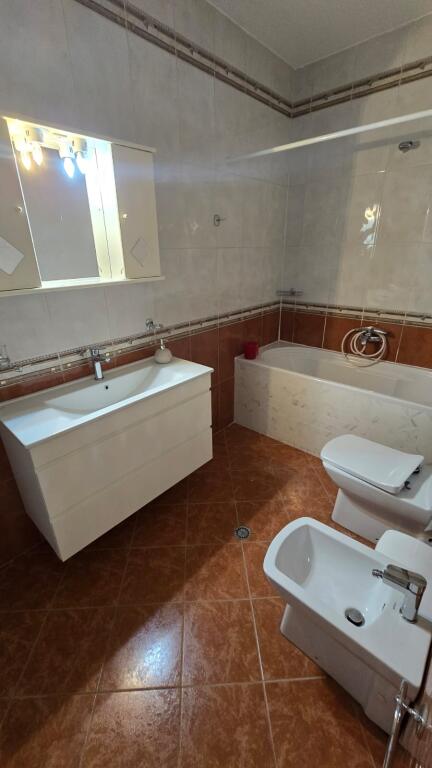 Ish-Blloku Shitet Apartament 2+1+2
